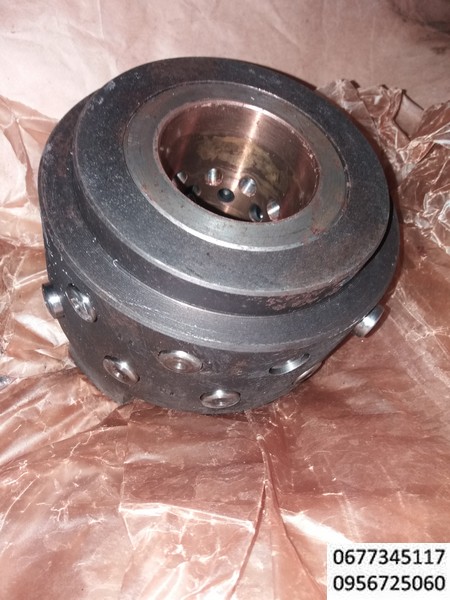 Радиально-поршневые насосы ORSTA B80/16L, станочная гидравлика и пневматика ORSTA  ремкомплект  Насос ORSTA B 80/16 комплект быстроизнашивающихся деталей насоса РПН В 80\16 L ТПА  КиАSу ГШИЛ 305622.020 Orsta Hydraulik для термопластавтоматов Куасси KUASSY Радиально-поршневые насосы (РПН) в настоящее время применяются реже, чем аксиально-плунжерные. Тем не менее с точки зрения обслуживания и ремонта эта модификация насоса является самой простой. В основе механизма: ротор в сборе с поршнями, который установлен на ось вращения. Поршни расположены по отношению к ротору радиально. Ремкомплект для ORSTA РПН В 80-16: два ротора с металлическими втулками, ось, два комплекта поршней на каждый ротор. Основной износ приходится на втулки и поршни, непосредственно сам ротор изнашивается редко. B 80\16L В стандартный состав ремонтного комплекта входит качающая группа, состоящая из ротора и набора поршней. В зависимости от пожелания заказчика в ремкомплект могут быть включены и другие детали перечисленных насосов.